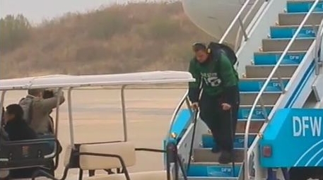 Maurkice Pouncey leaves plane on crutches