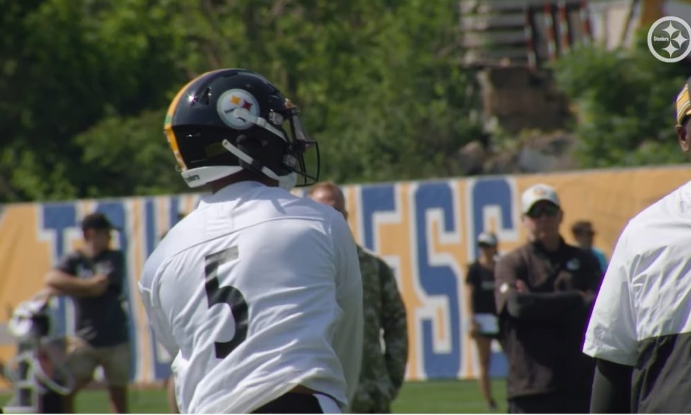 Pittsburgh Steelers quarterbacks coach Mike Sullivan, center, stands  between Mitch Trubisky, right, and Kenny Pickett during practice at their  NFL football training camp facility in Latrobe, Pa., Wednesday, July 27,  2022. (AP